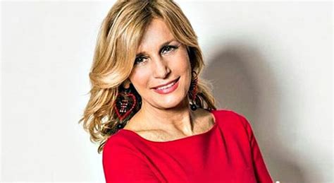 Alessandra appiano, nota scrittrice e volto televisivo, si è tolta la vita a milano all'età di 59 anni. Alessandra Appiano, la lettera del marito: «Era una donna ...