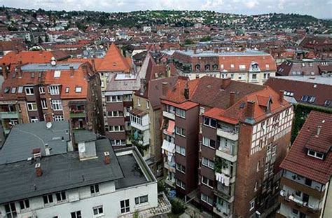 Vom balkon aus schaut man in sehr ruhiger wohnlage ins grüne. Wohnungen sind knapp: Vor allem Familien haben das ...