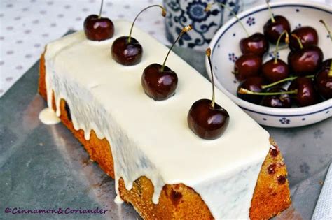 Die kirschen in ein sieb geben und abtropfen lassen, den saft dabei. Kirsch Joghurt Kuchen mit weißer Schokolade | Joghurt ...