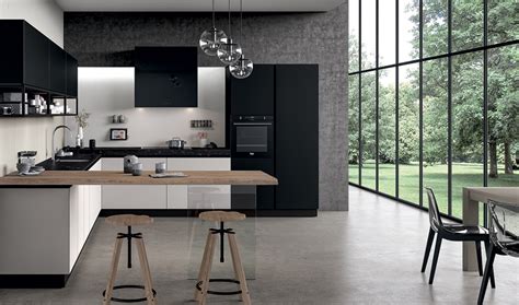 Le cucine con snack invece, sono l'ideale per quanti consumano spesso pasti veloci oppure vogliono evitare di fare colazione sedendosi in soggiorno. Cucina in vetro laccato bianco e nero. Piano snack in ...