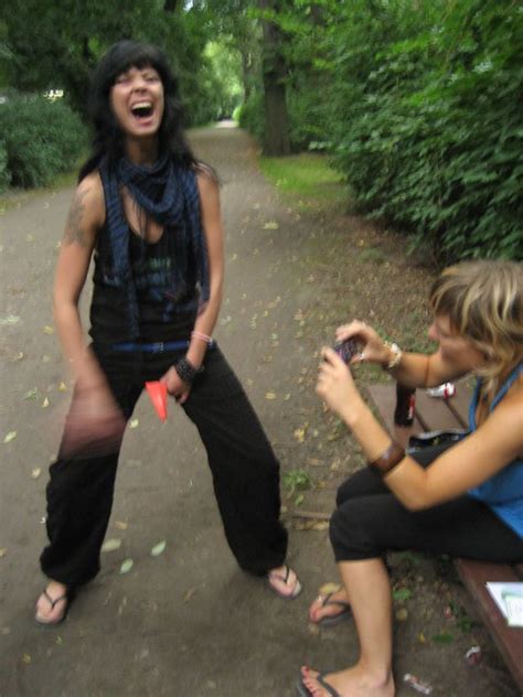 Urinella ist eine umgangssprachliche bezeichnung für eine urinierhilfe, die es frauen ermöglicht, im stehen zu urinieren. 2710184691_32ef2c5959_z.jpg