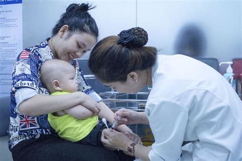 Bộ y tế việt nam đưa tin có thêm hai trường hợp bị phản ứng sau khi tiêm vaccine covid của astrazeneca, trong đó, một được chẩn đoán sốc phản vệ độ 3. Những phản ứng sau khi tiêm vacxin 5 trong 1 - VNVC