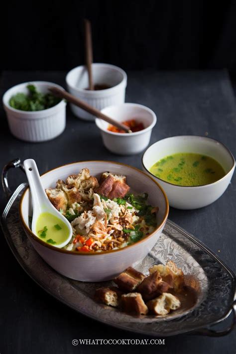 Jus buah, nasi goreng, soto, bubur ayam, kopi/teh/susu 11. Bubur Ayam Betawi Kuah Kuning (Jakarta Chicken Rice Porridge)