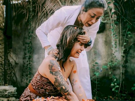 Mengenal Ritual Melukat Di Bali Yang Dijalani Awkarin Sampai Menangis Histeris Indozoneid