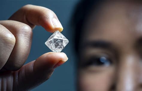 A perfect octahedron diamond of 28.84 carats was discovered - Ramon ...