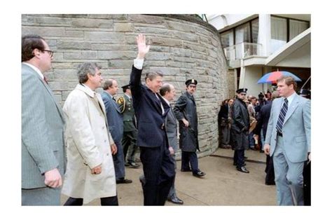 Sicherheitsbeamte kümmern sich um den verletzten pressesprecher james brady. Attentat auf Ronald Reagan - DER SPIEGEL