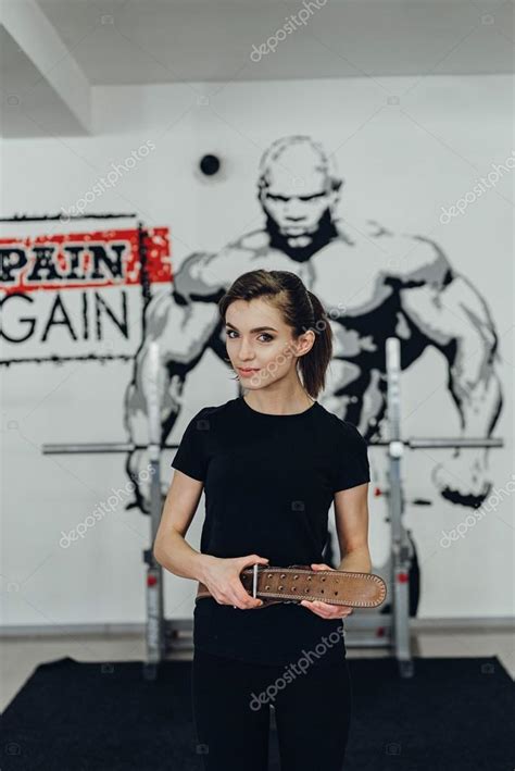 Belle Fille Dans La Salle De Gym Avec Une Ceinture Image Libre De Droit Par Pro100pasha © 103587194