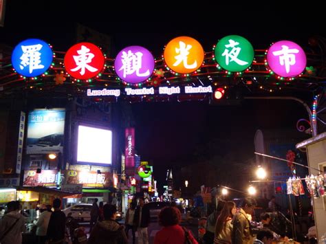 【 宜蘭｜羅東夜市】 #阿灶伯當歸羊肉 想必大家對阿灶伯當歸羊肉湯，這間位於羅東夜市內的人氣排隊美食不陌生，內用的在後方土地公廟旁排隊，外帶則是在攤位前排隊哦 #當歸羊肉湯 $70 #當歸羊肉湯麵線 $70 #肉燥乾麵 $35 #乾麵線 $40 #臭豆腐 $50 這間店幾乎是我每次來羅東夜市必訪，這次很幸運只排了半小時左右，建議大家還是要抓1小時左右排隊時間～ 評價： ：阿灶. ( 羅東夜市是宜蘭最著名的夜市 )