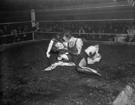 1938 Mildred Burke And Leona Gordon Mud Wrestling Original Caption