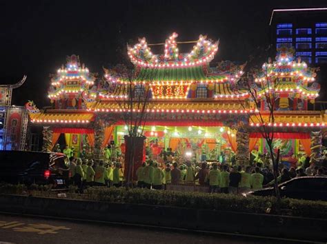 临江仙 滚滚长江东逝水，浪花淘尽英雄 是非成败转头空 青山依旧在，几度夕阳红 白发渔樵江渚上，惯看秋月春风 一壶浊酒喜相逢 古今多少事，都付笑谈中. 萬華青山宮遶境在即爆群毆3傷 警方連夜逮4嫌 - 社會 - 自由時報電子報