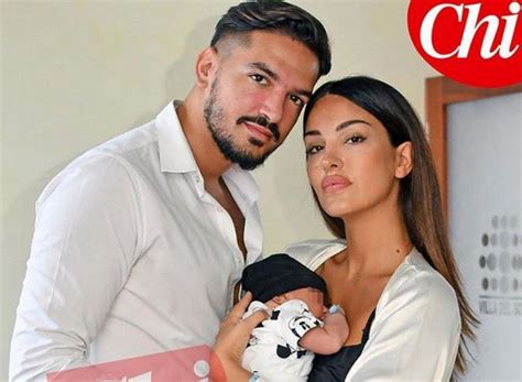 Anche rosa perrotta, da poco mamma del piccolo pietro, nato dall'amore con pietro tartaglione, ha al fine ceduto alla tentazione di mostrare una foto del piccolo ai follower. UeD, Rosa Perrotta presenta il figlio su Chi: polemica ...