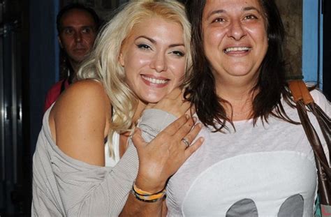 H κλέλια ρένεση επιβεβαίωσε ότι επιστρέφει στα γυρίσματα της σειράς «μην αρχίζεις τη μουρμούρα» με ένα ποστ στο instagram. Κλέλια Ρένεση: «Επιστράτευσε» την Ελισάβετ Κωνσταντινίδου για να φάει η κόρη της! Απίθανο βίντεο
