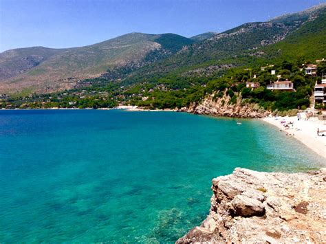 Κοντά στο πόρτο γερμενό και 63 χιλιόμετρα έξω από την αθήνα βρίσκεται το προσήλι, μία παραλία με ψιλό βοτσαλάκι, διάφανα γαλαζοπράσινα νερά και φουντωτά δέντρα. Βράχος | Πόρτο Γερμενό