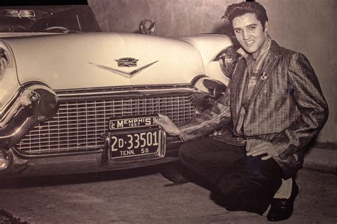Weitere ideen zu elvis presley, elvis tattoo, elvis und priscilla. Elvis Presley vor einem seiner Lieblingsautos Foto & Bild ...
