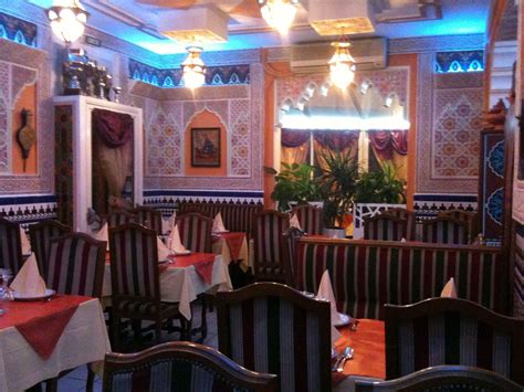 La table marocaine restaurant marocaine vous invite au voyage sous la tente en dégustant ses tagines, son couscous royal, grillades et le thé à la menthe accompagné de patisserie orientales. Restaurant La Table Marocaine
