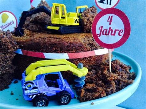 23 09 2020 erkunde angies pinnwand bagger torte auf pinterest. Bagger-Kuchen mit Schaumkuss Füllung