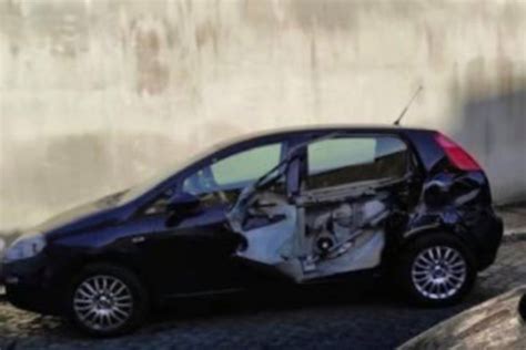Roma Ritrova L Auto Distrutta Dopo Averla Parcheggiata Non Un Caso