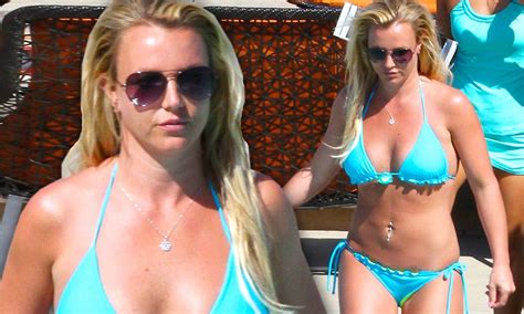 britney spears showed off her bikini body in a blue two piece hot sex picture