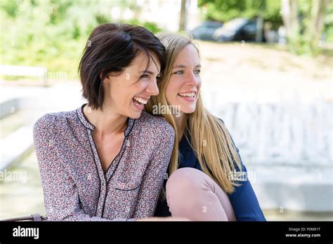 Zwei Freundinnen Gemeinsam Lachen Und Reden Stockfotografie Alamy