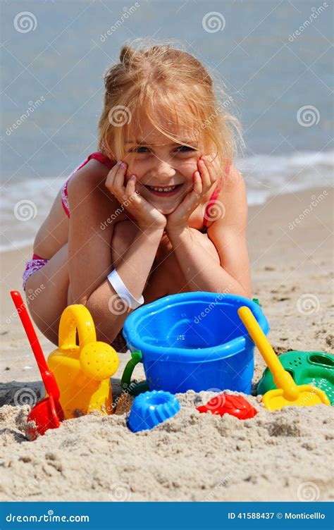 Bambina Che Gioca Sulla Spiaggia Di Sabbia Immagine Stock Immagine Di Secondario Spiaggia