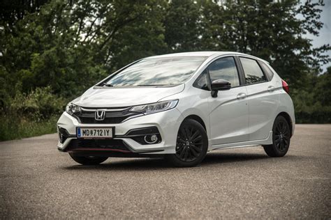 Apa saja perbedaan keduanya?tanah air baru saja kebagian jatah melansir sosok honda jazz facelift. 2019 Honda Jazz Dynamic 1.5 i-VTEC - autofilou