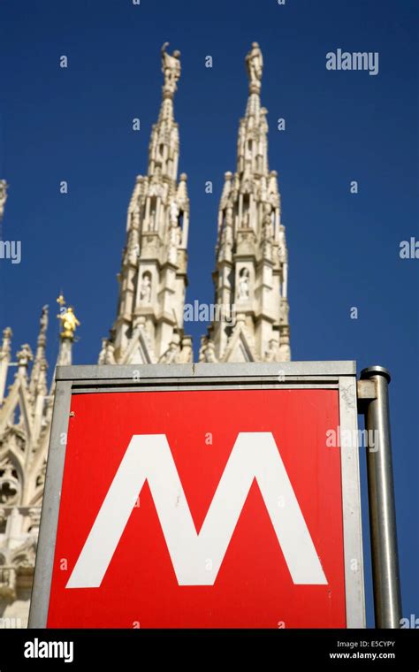 Simbolo Della Metropolitana Di Fronte Al Duomo Gotico O Duomo Di Milano