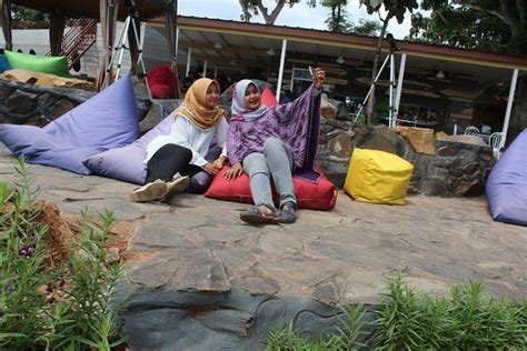 Pasalnya rumah hobbit ini bisa dijumpai di daerah bandung. Paraland Resort, Panorama Indah di Puncak Gunung Panten