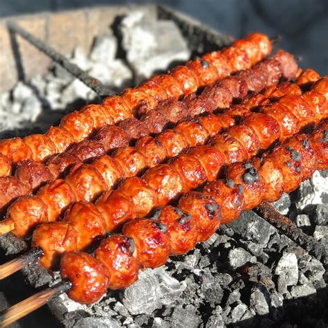 Bakar sate bakso tahu, olesi dengan sisa bumbu. Ini Pilihan Cara Nikmati Kuliner Bakso Nggak Harus Dengan Kuah