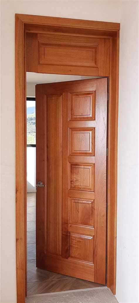Puerta de madera de cedro con antepecho. en 2020 | Paneles ...
