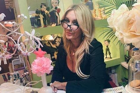 E' tra i volti femminili più apprezzati e attraenti della televisione italiana e proprio oggi 22 febbraio compie 57 anni. Simona Tagli contro l'ex Zequila: "Mi avevi detto di avere ...
