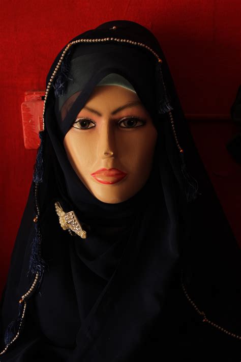 무료 이미지 사람들 여자 초상화 모델 어둠 유행 의류 검은 레이디 흑발 안경 머리 아름다움 이슬람교 복장 베일 무슬림 사진 촬영 고스