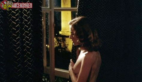 Isabelle Huppert Nuda Anni In The Bedroom Window