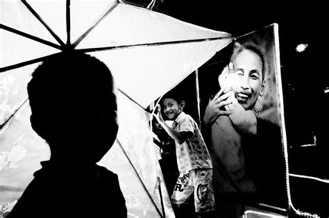 Eric Kim Street Photography Hanoi 0000438 2