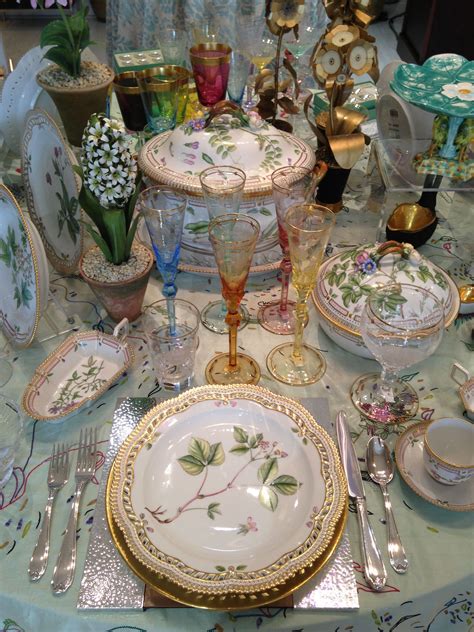 Crafty + classic christmas table setting 12 photos. Floral Elegance (With images) | Elegant table, Table ...