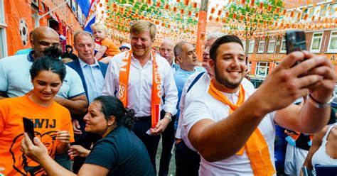 [orange in dutch] why does the netherlands wear orange travel pixy