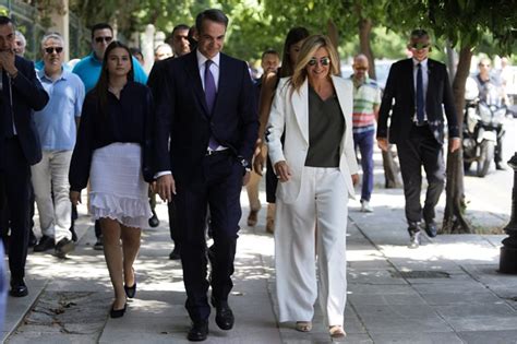 With only 5 minutes you can hack an instagram account. Tι φόρεσαν η Πρώτη Κυρία, η Σοφία και η Δάφνη Μητσοτάκη ...