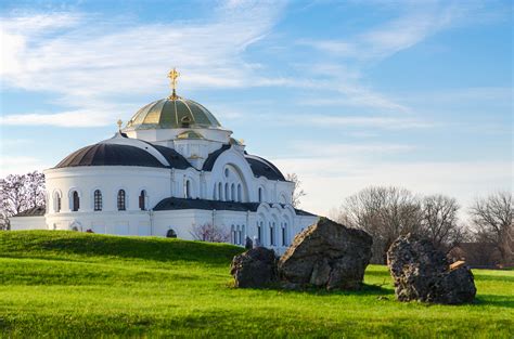 It is bordered by russia, ukraine, poland, lithuania and latvia. Country Profile: Belarus