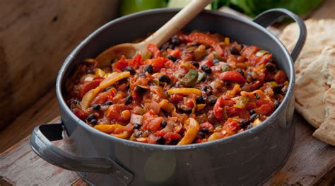 This mexican chili recipe is made with ground beef and beans, which make it really nutritious and super delicious! Mexican Leek and Black Bean Chilli - SuperValu