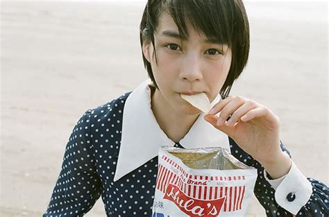 鎌倉の海でポテトチップをくわえる 能年玲奈改め「のん」がかわいい！