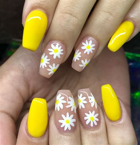 Esmaltado tradicional y permanente uñas acrílicas, gel o polygel decoraciones y diseños a mano alzada 3d cristales entre otros. Uñas de verano tendencia 2020 con colores y diseños brillantes
