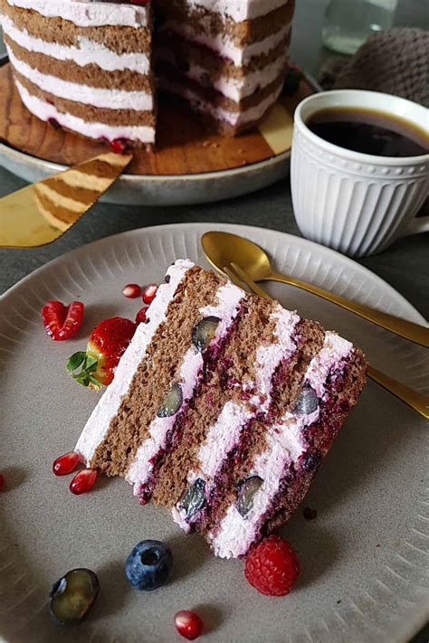 Naked Cake Mit Frischen Beeren Und Biskuitb Den Rezept Mit Schritt F R