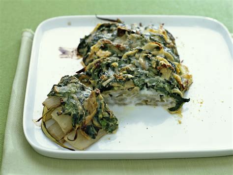 Ci sono le bietole da costa e da foglia, entrambe protagoniste indiscusse di molte ricette. Ricetta Bietole da costa gratinate | Donna Moderna