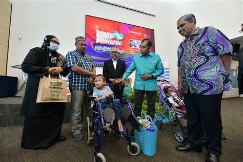 (bantuan zakat) dermasiswa/bantuan am ipta/ipts daripada majlis agama islam adat melayu terengganu. UMP prihatin santuni anak-anak istimewa | UMP News