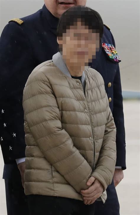 당신의 이해를 돕기 위하여 작가 이보라 , 라뇽 , 오션 총편수 총 43화 왕녀인 바이올렛은 왕실의 막대한 빚을 갚아준 윈터 블루밍과 결혼한다. '인질 구출' 한국 여성 프랑스 도착-국민일보