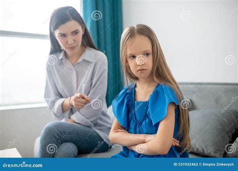 mère et fille ayant un conflit et ayant l air stressé image stock image du adulte enfant