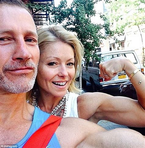Kelly Ripa Flexes Her Biceps On Instagram Daily Mail Online