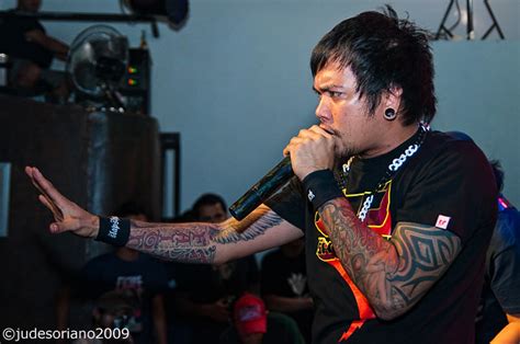 Cada época é salva por um pequeno punhado de homens que têm a coragem de não serem atuais g.k chesterton. Jamir Garcia of Slapshock | Jude Soriano | Flickr