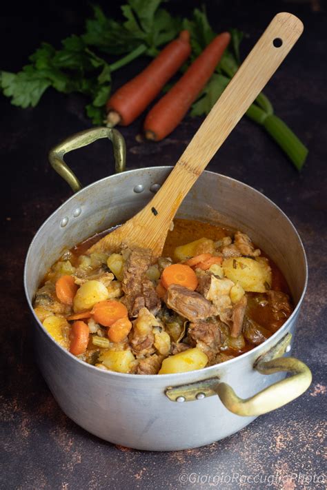 Unitele allo spezzatino, aggiungete i piselli e coprite con il brodo vegetale. Spezzatino di vitello, ricetta della nonna - In cucina con ...