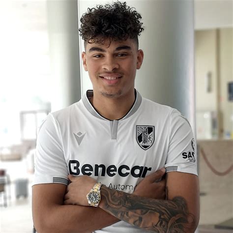 Noah jean holm prefers to play with right foot. OFICIAL: Noah Jean Holm contratado pelo Vitória SC