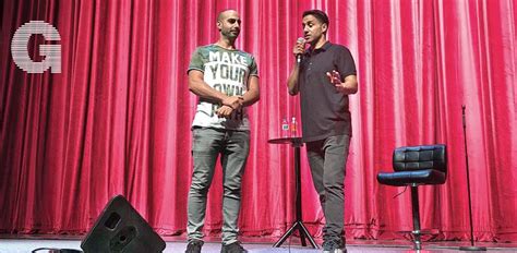 מִצְחָק) הוא מונולוג של קומיקאי המופיע על הבמה או דיאלוג שהוא מקיים עם הקהל, ובו הוא מציג מבט שונה ומבדר על סיטואציות שונות משגרת החיים היומית. סטנד-אפ ניישן: הקומיקאים הישראלים רוצים לפרוץ מעבר לים - גלובס